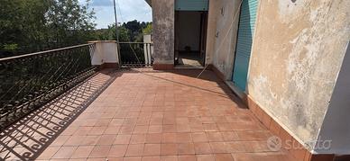 Trecastagni 3 vani con terrazzino e posto auto