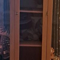 elegante vetrinetta a colonna in legno