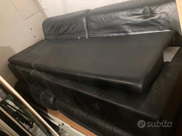 Divano in pelle nera
