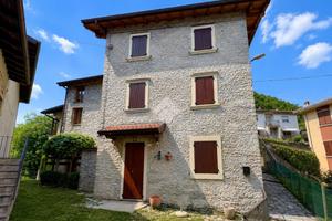 CASA SEMINDIPENDENTE A BERBENNO