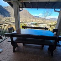 tavolo e sedie in legno massiccio