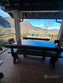 tavolo e sedie in legno massiccio