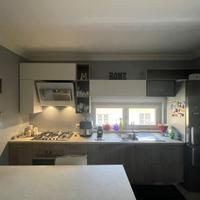 Cucina con elettrodomestici Ariston-Hotpoint