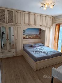 Camera da letto a ponte realizzata da artigiani 