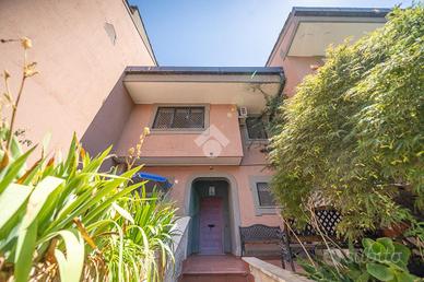 VILLA A SCHIERA A ROMA