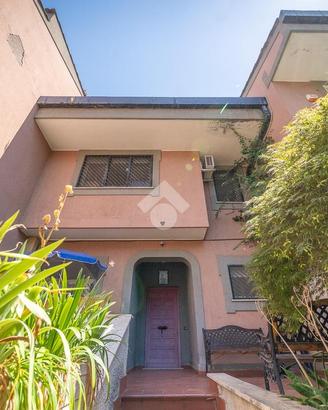 VILLA A SCHIERA A ROMA