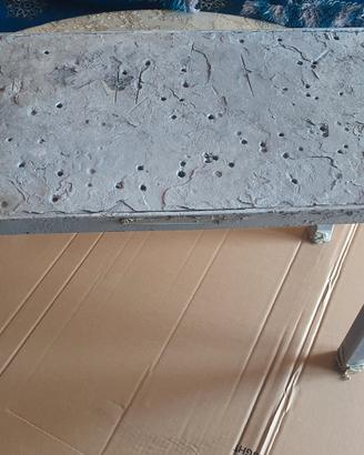 Tavola fatta di ferro