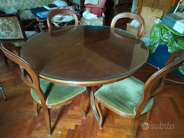 tavolo da pranzo con sedie. 