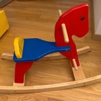 Cavallo di legno a dondolo