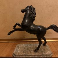 Cavallo in bronzo su base in marmo – 52 cm