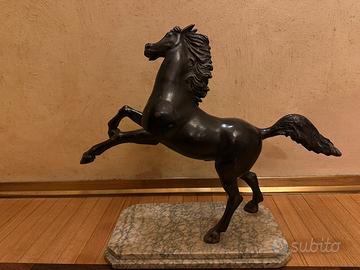 Cavallo in bronzo su base in marmo – 52 cm