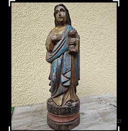 Antica statua lignea scolpita a mano. 
