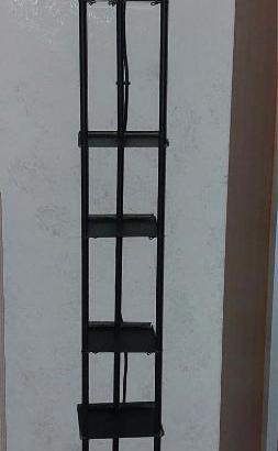 Piantana di design nero con scaffale libreria