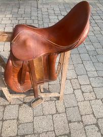 Sella inglese in cuoio 17,5” con staffili e staffe