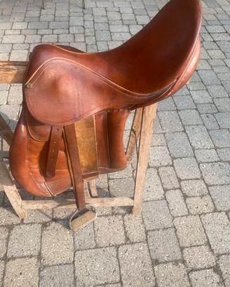 Sella inglese in cuoio 17,5” con staffili e staffe