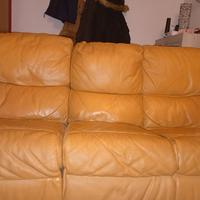 divano pelle 3 posti  più un divano da 2 posti 