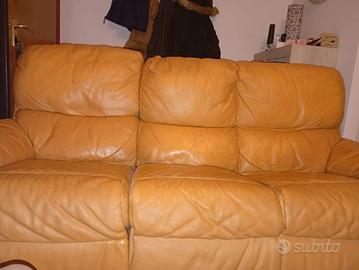 divano pelle 3 posti  più un divano da 2 posti 