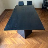 Tavolo in legno nero di design