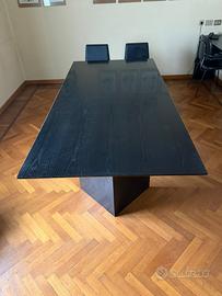 Tavolo in legno nero di design