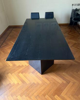 Tavolo in legno nero di design