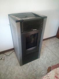 stufa a pellet +2 sacchi di pellet da 15 kg