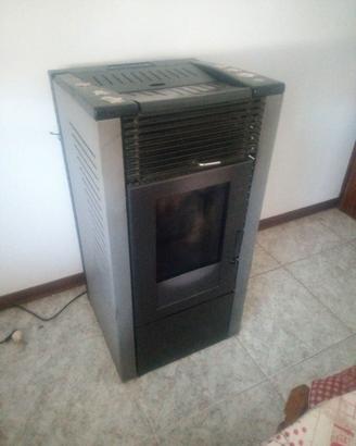 stufa a pellet +2 sacchi di pellet da 15 kg