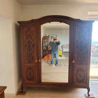 Armadio classico a 3 ante in legno con specchiera