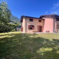 Villa con incantevole e riservato giardino