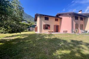 Villa con incantevole e riservato giardino