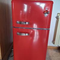 Frigorifero  piccolo retrò  di  colore rosso