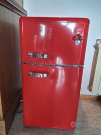 Frigorifero  piccolo retrò  di  colore rosso