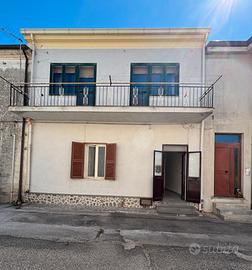 Casa indipendente con giardino posteriore