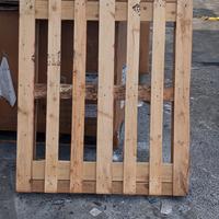 bancale in legno 105 * 125 perimetrale usato