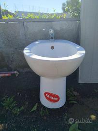 Bidet in ceramica completo di rubinetto