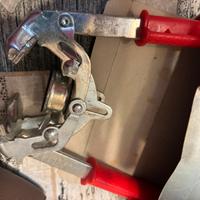 Tappi e macchina  per imbottigliare vino