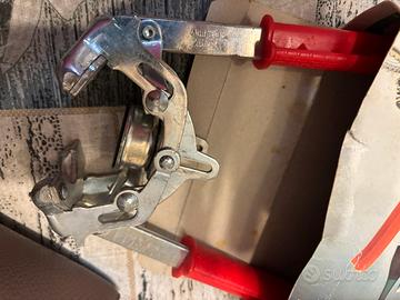 Tappi e macchina  per imbottigliare vino