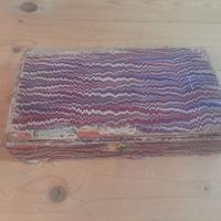 Scatola antica decorata con immagini