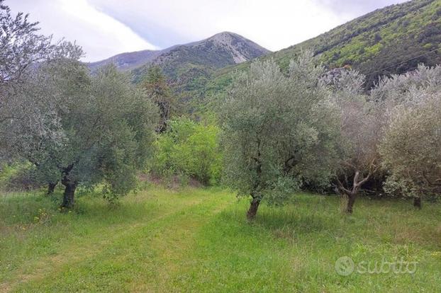 Terreno agricolo tra ferrovia e autostrada