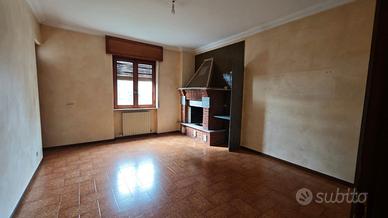 Inverigo 5 locali giardino privato e posti auto