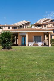 Locale commerciale fronte mare , ampi spazi estern