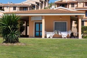 Locale commerciale fronte mare , ampi spazi estern