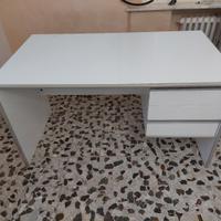 Scrivania da ufficio bianca con cassettiera