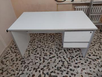 Scrivania da ufficio bianca con cassettiera