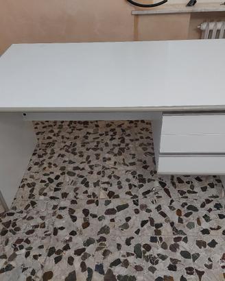 Scrivania da ufficio bianca con cassettiera