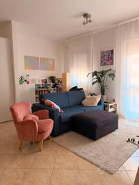 Mobili soggiorno ikea e poltrona rosa