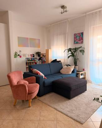 Mobili soggiorno ikea e poltrona rosa