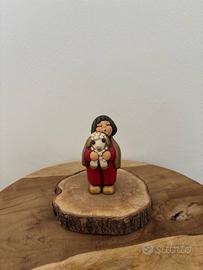 Bimbo con agnello rosso presepe classico Thun