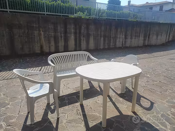 Tavolo Panchina Sedie Giardino