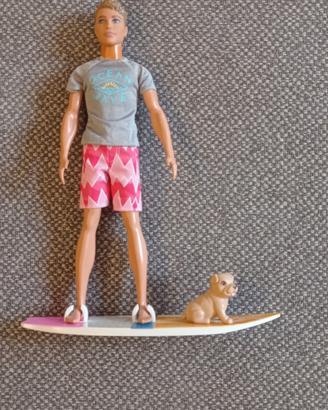 Ken di Barbie con surf e cagnolino
