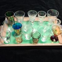 Collezione di 17 bicchierini da liquore su vassoio